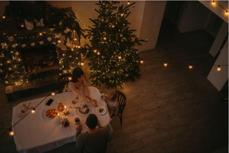 How to Set the Perfect Christmas Tree with Lights and a Star Tree Topper for Your Company Dinner